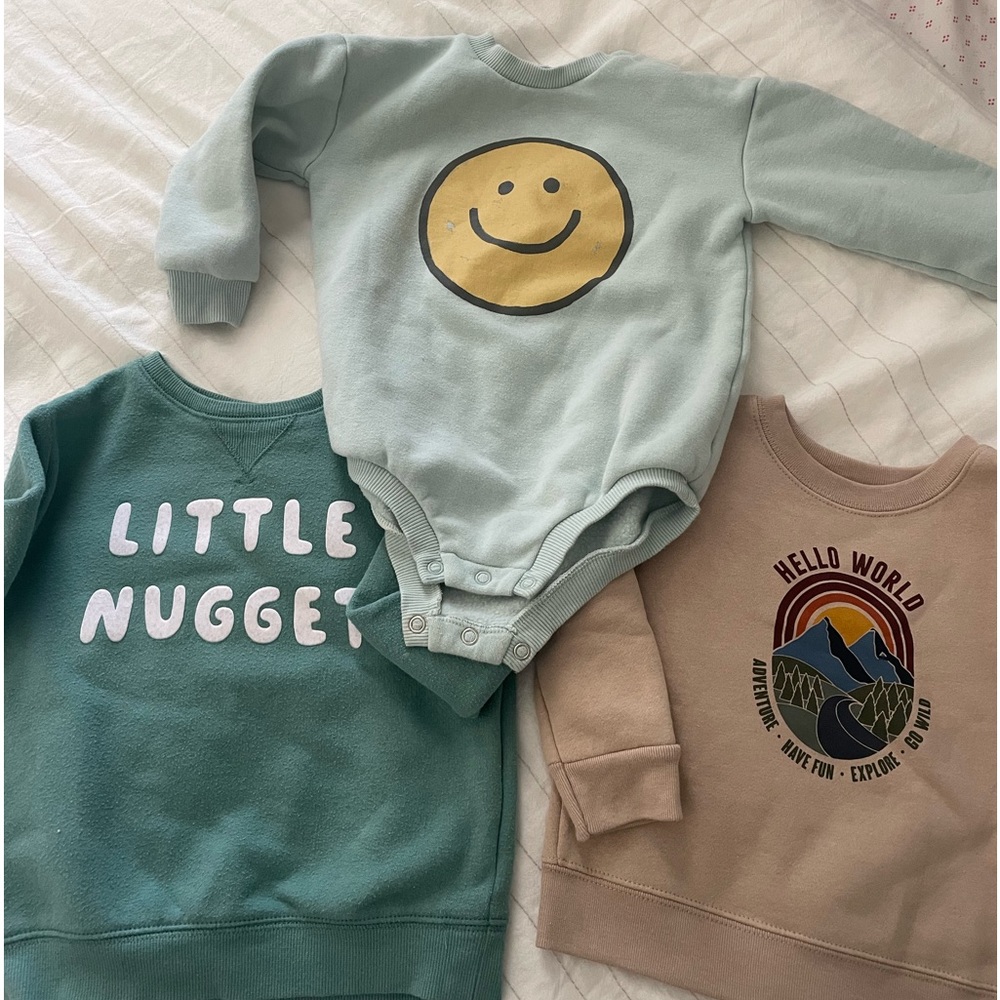 Sweatshirt bundle size (18 months) one button sweater( little and co)